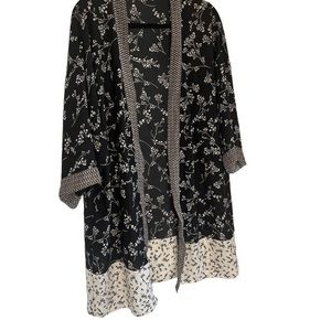 MAURICE’s BLACK & WHITE KIMONO . L/XL. EASY WEAR. EASY CARE. WEAR INSIDE OR OUT